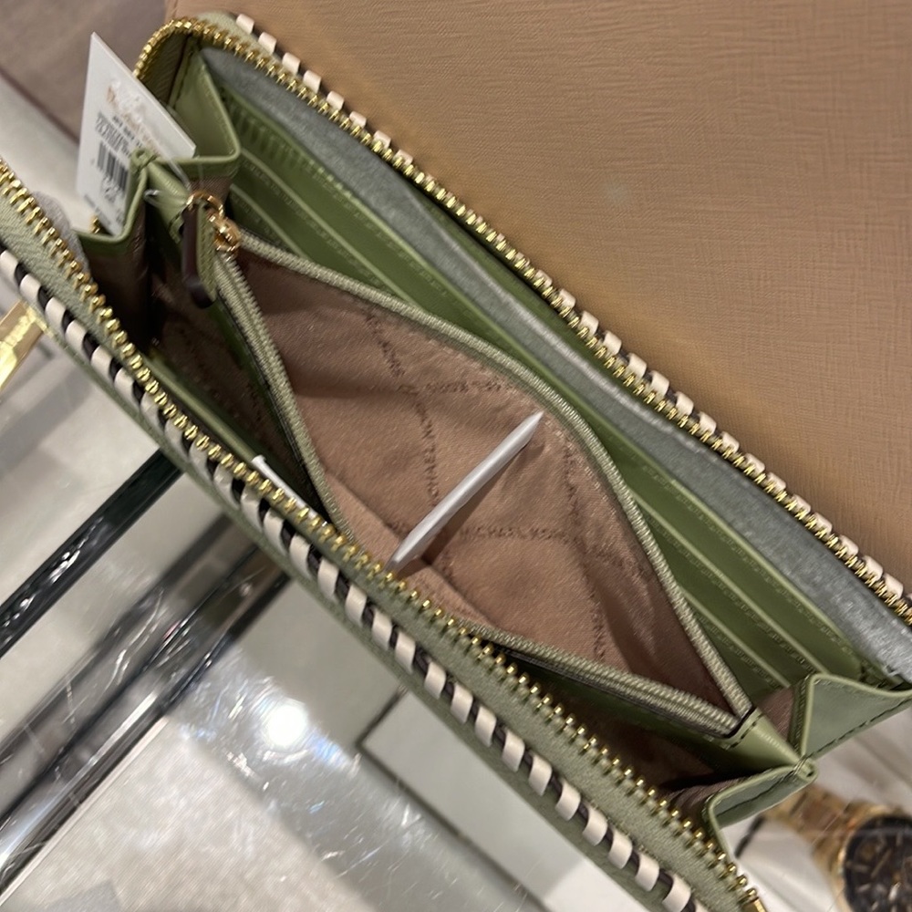 Michael Kors Jet Set Travel Large Pebble Leather Quarter-Zip Wallet
NWT - Picture 14 of 16